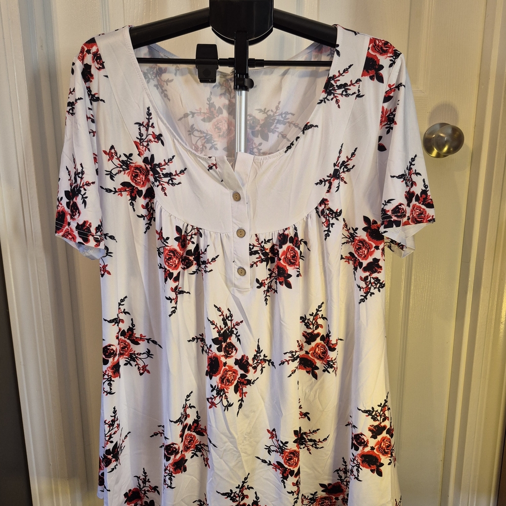 NWT Fly Curvy 2X Floral Blouse - White with Red & Black Blossoms!